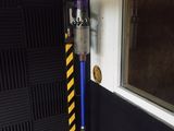 un tuyau bleu et jaune fixé à une porte noire