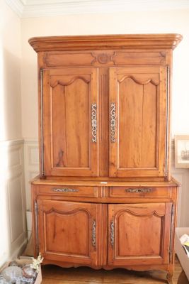 un grand meuble en bois dans le coin d'une pièce