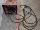 une petite machine posée sur le sol