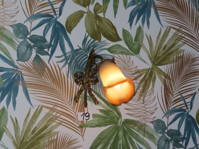 Ensemble comprenant : - une applique en bronze doré à 3 tuli…