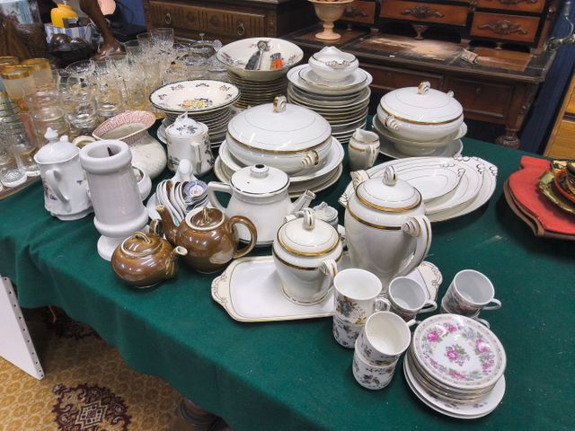 Lot de porcelaines diverses, partie de service en porcelaine blan...