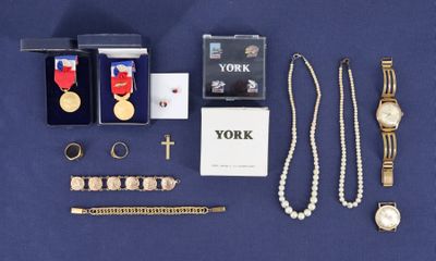de nombreux articles, notamment une montre, des bracelets et d'autres objets