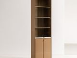 une grande armoire en bois avec une porte vitrée, dans une pièce blanche