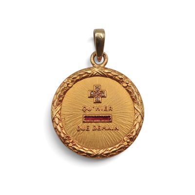 une médaille d'or portant le numéro 1