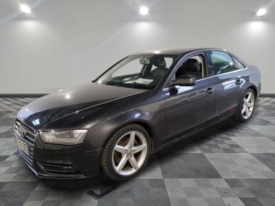 une image d'une audi noire garée dans un garage