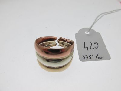 une bague posée sur une table, avec son étiquette de prix