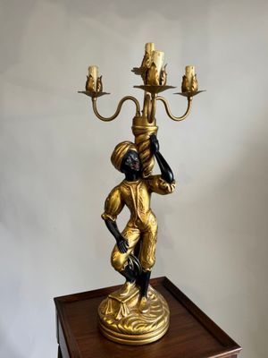 Nubien en résine formant candélabre à quatre lumières sur tr…