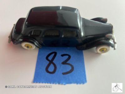 une petite voiture noire sur laquelle figure un numéro