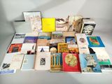beaucoup de livres sur la table