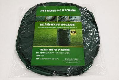 un gros plan sur un sac contenant un tuyau d'arrosage vert posé sur une surface blanche