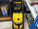 un aspirateur jaune qui se trouve dans une pièce