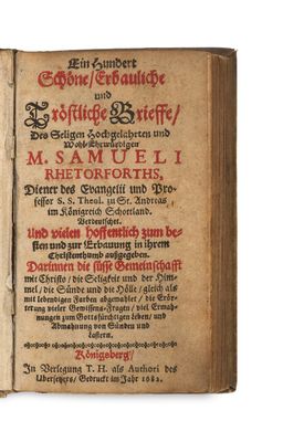 un vieux livre écrit posé sur une surface blanche