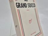 un livre posé sur une table