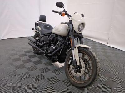 une moto posée sur un sol à damier