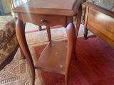 une table en bois avec un tiroir, dans un salon