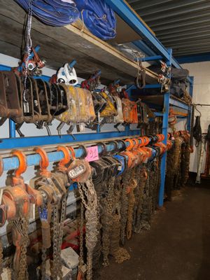 de nombreuses chaînes suspendues à un support dans une pièce