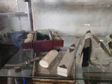 une vitrine en verre sur laquelle sont disposés tout un tas d'objets