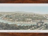 tableau représentant une vue d'une ville traversée par une rivière