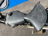 un gros plan d'une moto avec une selle à l'arrière
