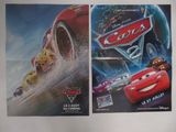 deux affiches du film « Cars » de Disney accrochées au mur d'une pièce