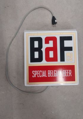 une photo d'un panneau sur lequel on peut lire « Bafe Special Beer »