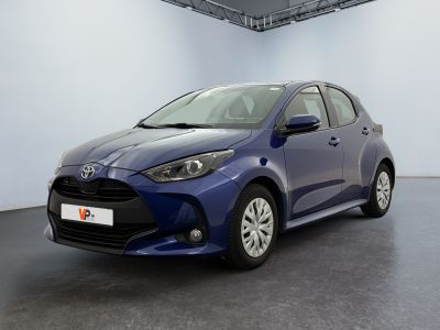 une Toyota Yaris bleue garée dans une pièce blanche