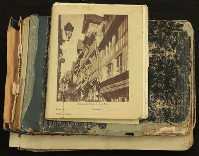 un vieux livre sur lequel figure l'image d'un bâtiment