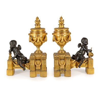 trois figurines en bronze ancien représentant des enfants assis sur un banc