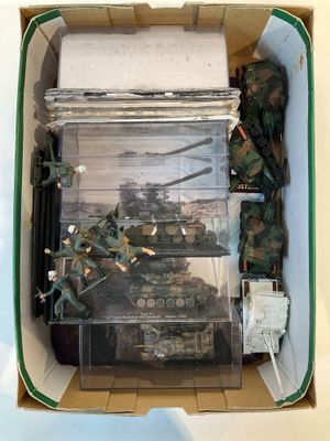 une boîte remplie de petits soldats et d'autres objets