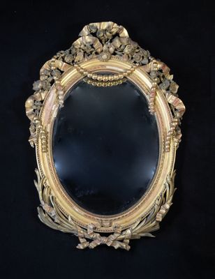 un miroir posé sur une surface noire