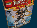 une boîte de figurines Lego Ninja sur fond bleu