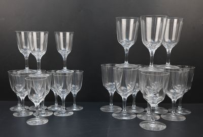 un grand nombre de verres à vin vides posés sur une table