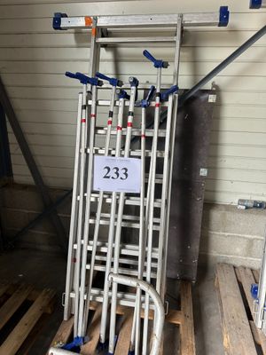 beaucoup d'échelles qui se trouvent sur les palettes dans le garage