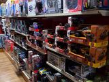 de nombreux types de jouets différents sur les rayons du magasin