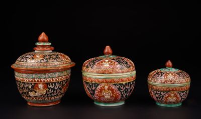 trois types différents de vases avec couvercle, posés sur un fond noir