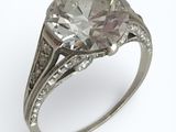 gros plan d'une bague en diamant sur fond blanc