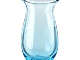 un vase en verre bleu avec une anse noire sur fond blanc