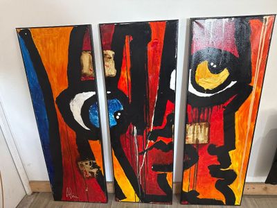 une peinture accrochée au mur d'une pièce où trois œuvres d'art sont posées à même le sol
