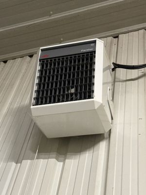 un climatiseur installé sur la façade d'un immeuble