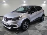 Le nouveau SUV Renault C-HR est garé dans un showroom.