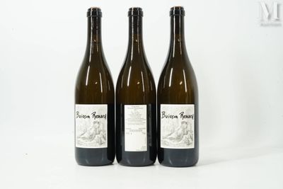 trois bouteilles de vin posées les unes à côté des autres sur une surface blanche