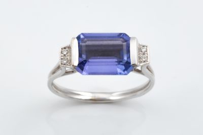 bague en saphir bleu et diamant sur fond blanc