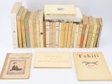 plusieurs livres sont empilés sur une table
