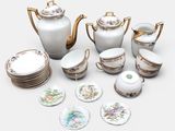 plusieurs assiettes et tasses et une théière sur la table