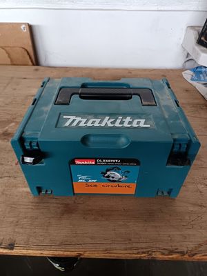 une boîte à outils bleue posée sur une table en bois