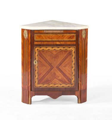 une armoire en bois avec un plateau en marbre sur fond blanc