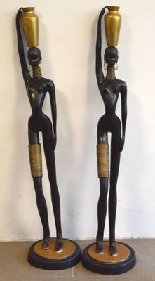une paire de statues noires et dorées représentant une femme et un homme