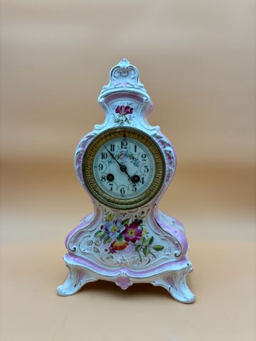 Pendule de style rocaille en céramique blanche à décor de fleurs 