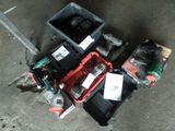 un tas d'outils posés par terre les uns à côté des autres