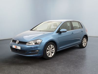 La Volkswagen Golf bleue est garée dans une grande pièce.